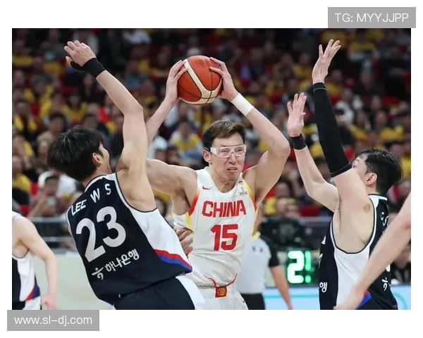 中国男篮半场三分仅2中 命中率惨淡